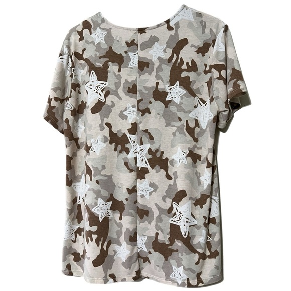 143 Story by Line Up medium short sleeve t-shirt v-neck camo print white stars - Picture 2 of 6